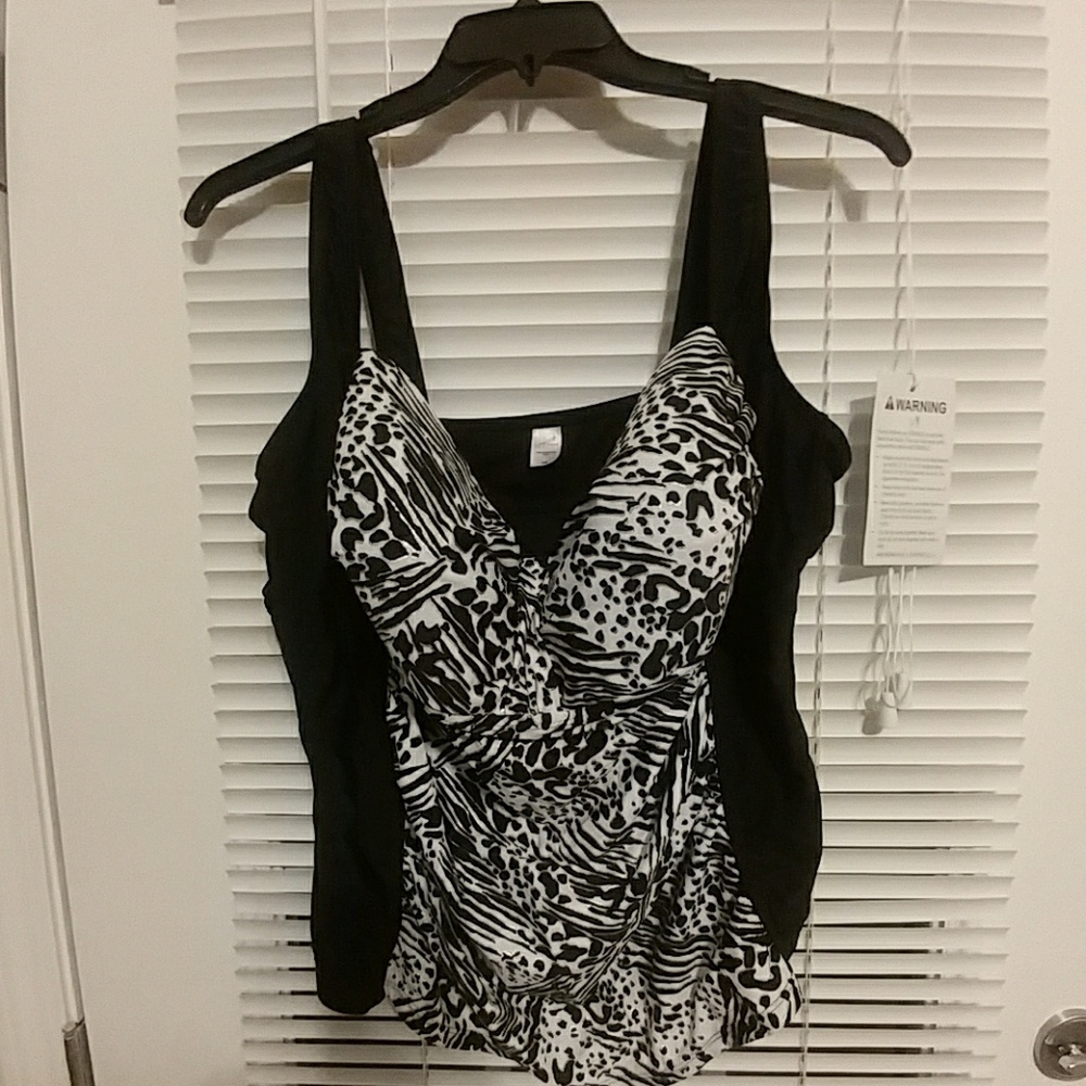 Jaclyn Smith Bathing suit top, Size 24 *